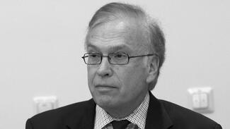 Foto: Alarir via [Wikimedia Commons](https://en.wikipedia.org/wiki/File:Lester_M._Salamon.jpg) (bearbeitet)